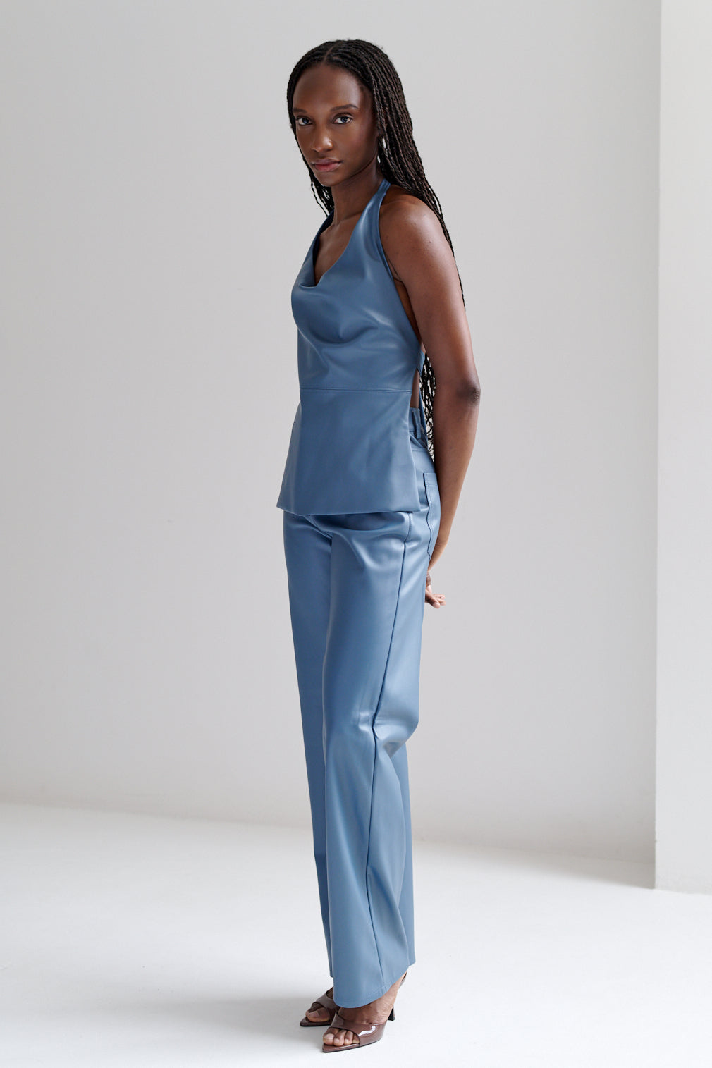 Calça de couro vegano azul Antonia